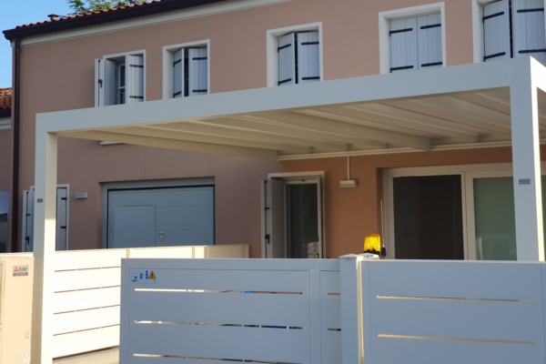 Tettoia con copertura in PVC