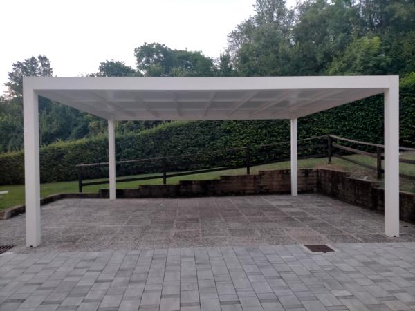 Tettoia con copertura coibentata