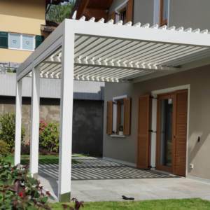 Pergola bioclimatica addossata con lame motorizzate