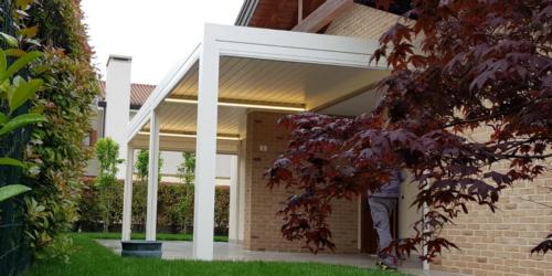 Pergola bioclimatica addossata