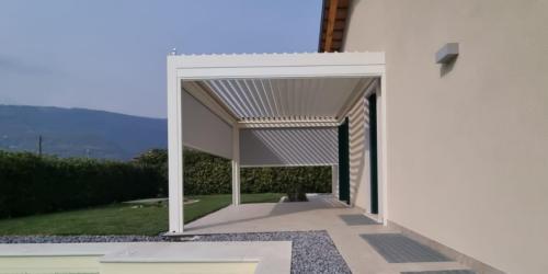 Pergola bioclimatica con chiusura laterale