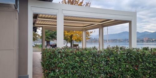 Pergola bioclimatica con vetrate